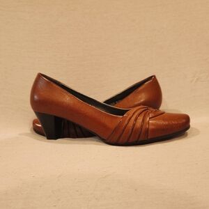 NWOT honey brown Soflex women's stacked heel pumps sz 39